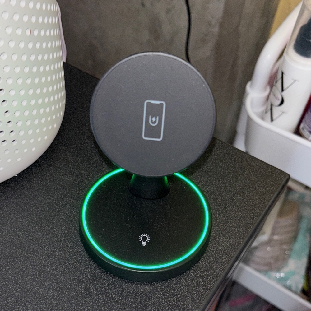 Magnetic wireless charger